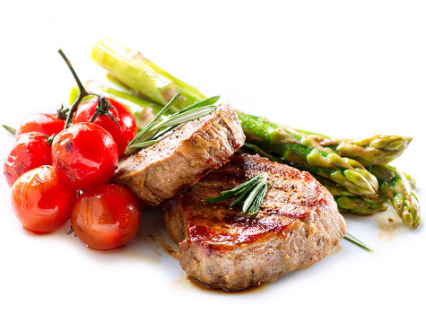 Grilled steak medallions with asparagus and cherry tomatoes